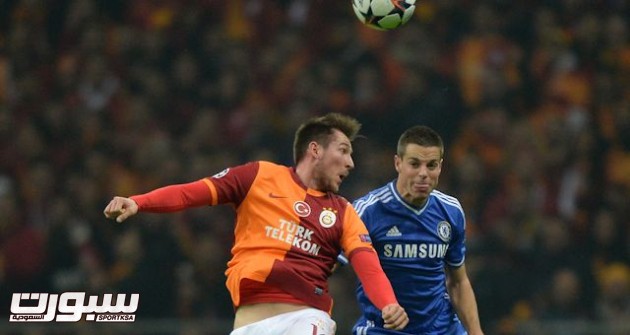 Galatasaray's Izek Hajrovic and Chelsea's Cesar Azpilicueta