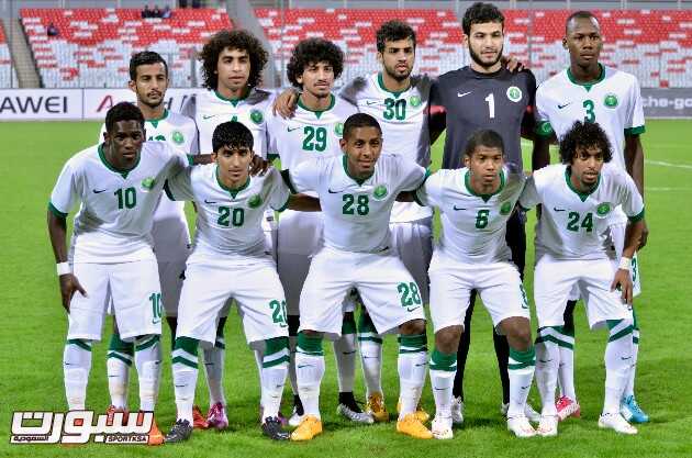 لاعبو المنتخب السعودي الأولمبي قبل مباراتهم أمس ضد البحرين - (تصوير مصطفى بوسعيد)