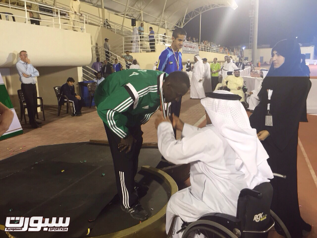 تتويج لاعب المنتخب السعودي بالميدالية الذهبية