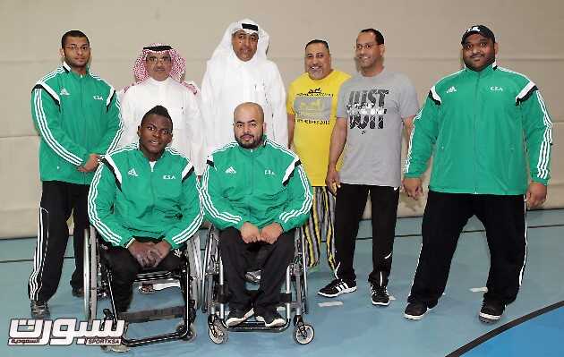 صورة جماعية لرئيس اللجنة البارالمبية مع لاعبي المنتخب في معسكرهم بالرياض