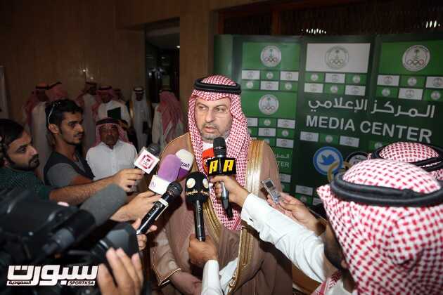 عبدالله بن مساعد خلال المؤتمر الصحفي