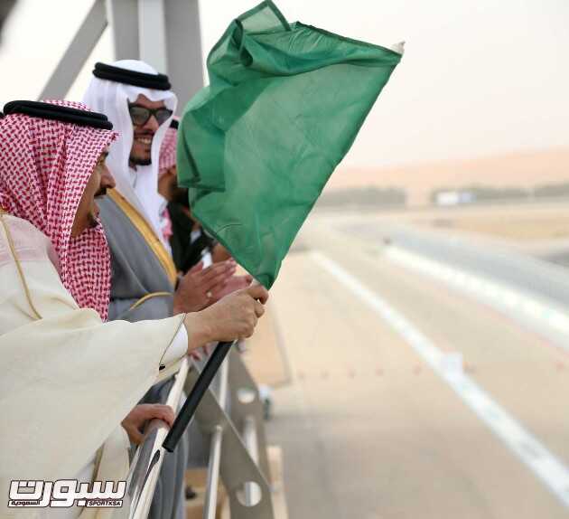 أمير منطقة الرياض لحظة اعطائه شارة انطلاق سباق الجي تي