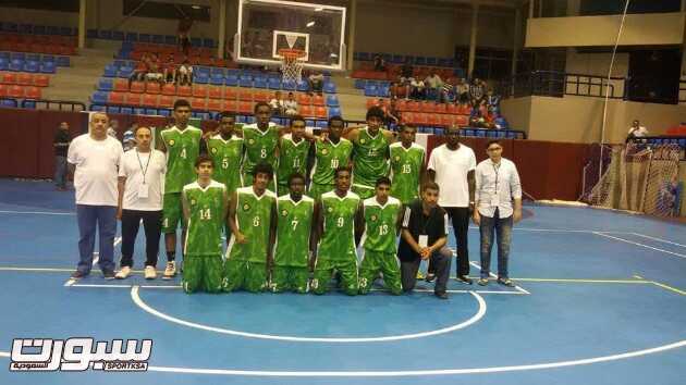 صورة جماعية للاعبي المنتخب السعودي لكرة السلة