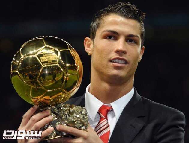 FOOTBALL - CHAMPIONS LEAGUE 2008/2009 - GROUP STAGE - GROUP E - MANCHESTER UNITED v AALBORG BK - 10/12/2008 - CRISTIANO RONALDO (MAN) WITH THE GOLDEN BALL - PHOTO JASON CAIRNDUFF / ACTION IMAGES / FLASH PRESS