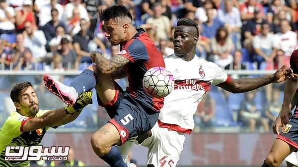 AC Milan's Mario Balotelli (R) fights for an aerial ball with Genoa's goalkeeper Eugenio Lamanna and Armando Izzo during their Italian Serie A soccer match at the Marassi stadium in Genoa, September 27, 2015. REUTERS/Giorgio Perottino