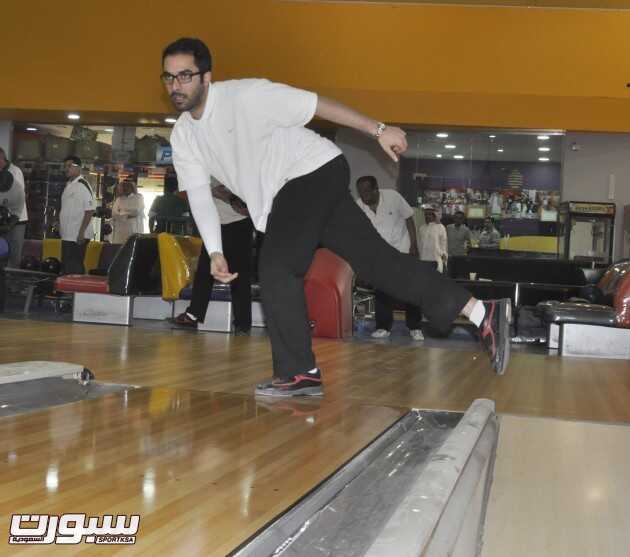 لاعب المنتخب السعودي للبولينج بدر آل الشيخ خلال التدريبات