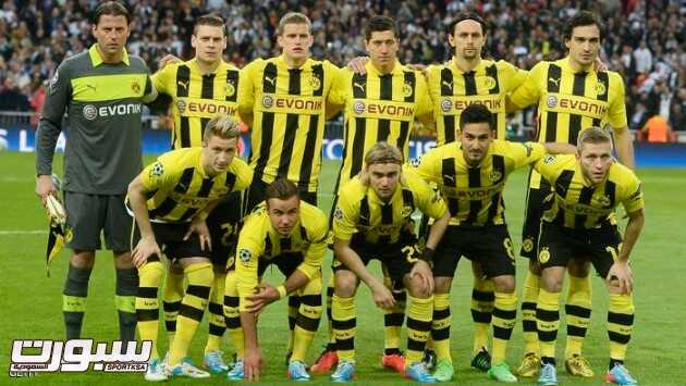 (First row, from L) Dortmund's striker Marco Reus, Dortmund's midfielder Mario Goetze, Dortmund's defender Marcel Schmelzer, Dortmund's midfielder Ilkay Guendogan, Dortmund's Polish midfielder Jakub "Kuba" Blaszczykowski, (second row, from L) Dortmund's goalkeeper Roman Weidenfeller, Dortmund's Polish defender Lukasz Piszczek, Dortmund's midfielder Sven Bender, Dortmund's Polish striker Robert Lewandowski, Dortmund's Serbian defender Neven Subotic, Dortmund's defender Mats Hummels pose before the UEFA Champions League semi-final second leg football match Real Madrid CF vs Borussia Dortmund at the Santiago Bernabeu stadium in Madrid on April 30, 2013.  AFP PHOTO / PIERRE-PHILIPPE MARCOU        (Photo credit should read PIERRE-PHILIPPE MARCOU/AFP/Getty Images)