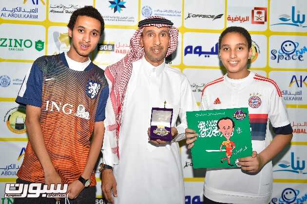 اللاعب محمد الفرحان مع ابنائه في البطولة