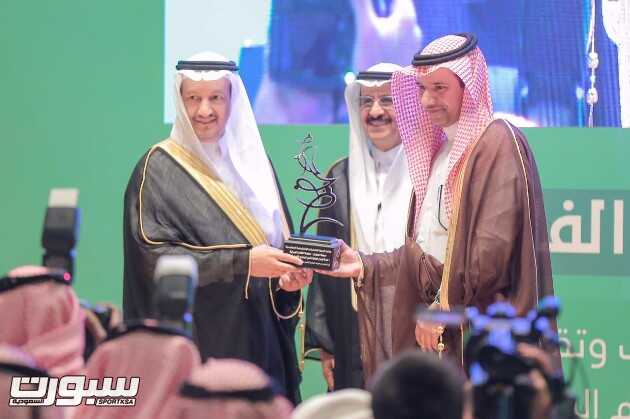 د. عبدالله أبو ثنين متسلما الجائزة