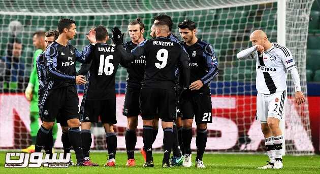 epa05614692 Real Madrid's Karim Benzema (C) celebrates with his teammates after scoring the 2-0 lead during the UEFA Champions League group F soccer match between Legia Warsaw and Real Madrid in Warsaw, Poland, 02 November 2016.  EPA/BARTLOMIEJ ZBOROWSKI POLAND OUT