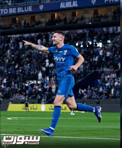 الهلال يواصل تمسكه بالصدارة بالفوز على الحزم