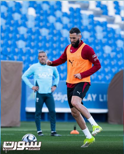 بنزيمة ضمن تشكيل الهلال الأساسي أمام الأخدود