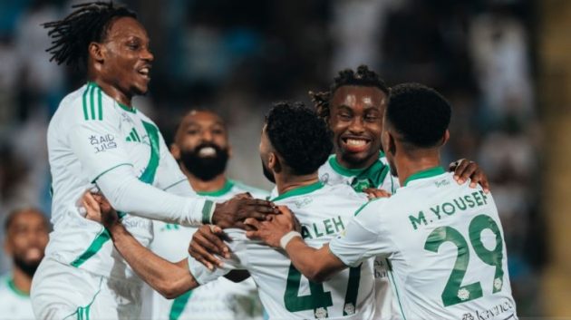 الأهلي يستعيد الصدارة بالفوز على الرياض