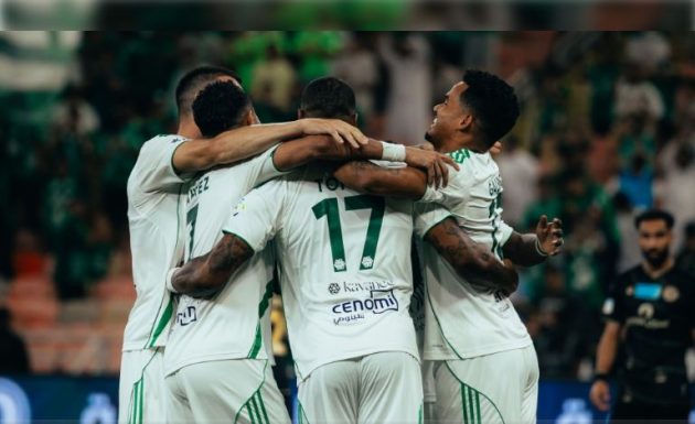 الأهلي يتفوق على ضمك بثلاثية