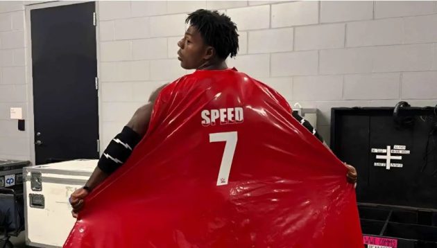 في ليلة “راسلمينيا 42”.. سبيد يخطو داخل الحلبة ويحتفل على طريقة “رونالدو”