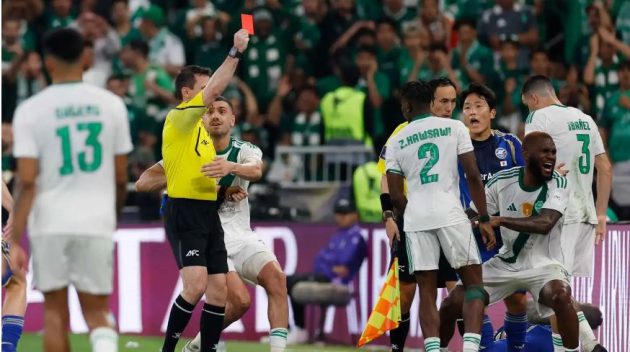 مشاهد مؤثرة.. هوساوي ينهار باكياً عقب حصد الأهلي لقب آسيا