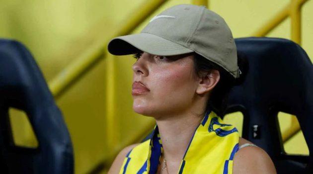 بشعار النصر.. جورجينا رودريغيز تسرق الأضواء في مدرجات الأول بارك