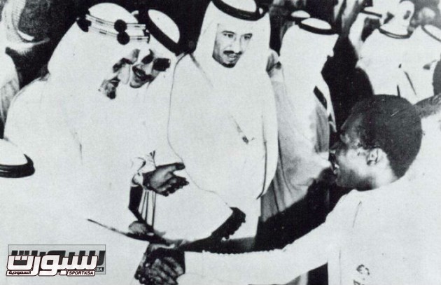 رئيس الاتحاد السعودي الحالي أحمد عيد يصافح الملك فيصل رحمه الله بعد إحدى النهائيات التي كسبها الاهلي