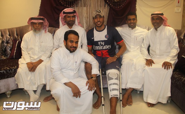 صور زيارة لاعبي الاهلي لكرة الطائرة للاعب حسين المعيدي 