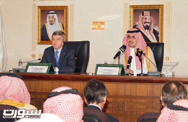 ــ الأمير نواف في اجتماع مع باخ ووفد اللجنة الأولمبية الدولية
