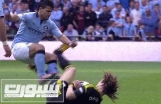 aguero-tackle-ap2013