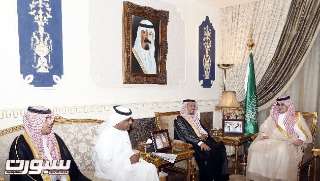 الأمير نواف خلال حديثه مع رئيس الجيل احمد الغنيم