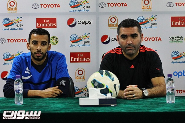 التونسي جلال قادري وبجانبه اللاعب عماد الدوسري خِلال المؤتمر