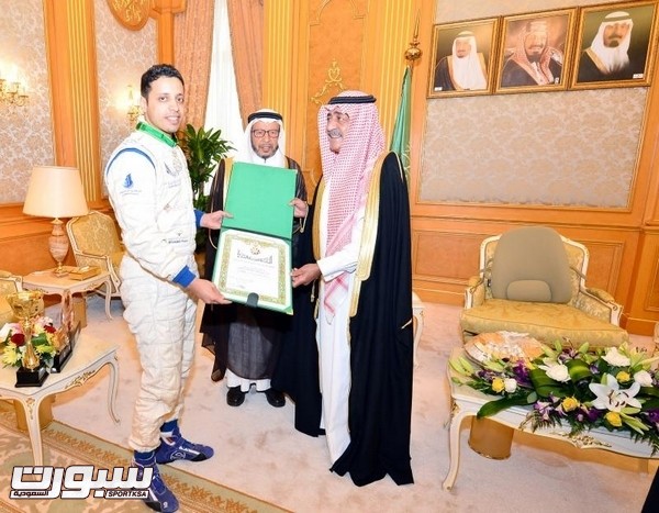 النائب الثاني يقلد بطل رالي الدراجات النارية وسامَ الملك عبدالعزيز