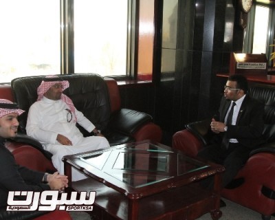 رئيس النادي في بهو الفندق مع ممثل السفارة