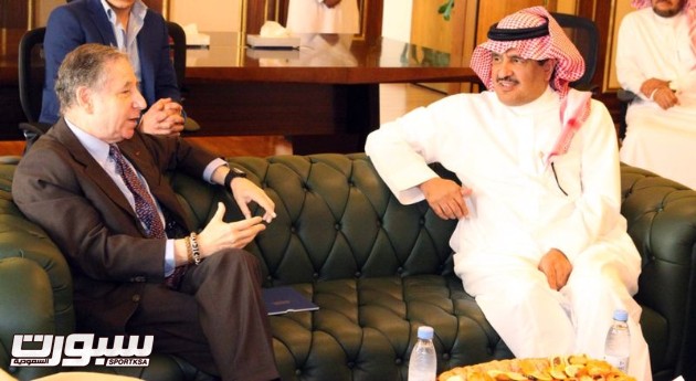 وكيل الرئيس العام لشئون الرياضه الاستاذ فيصل بن عبد العزيز النصار وبجوارة رئيس الاتحاد الدولي  للسيارات  جون تود